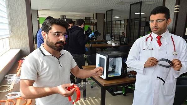 Koronavirüse karşı 3D yazıcılarla siperlik üretimi başladı